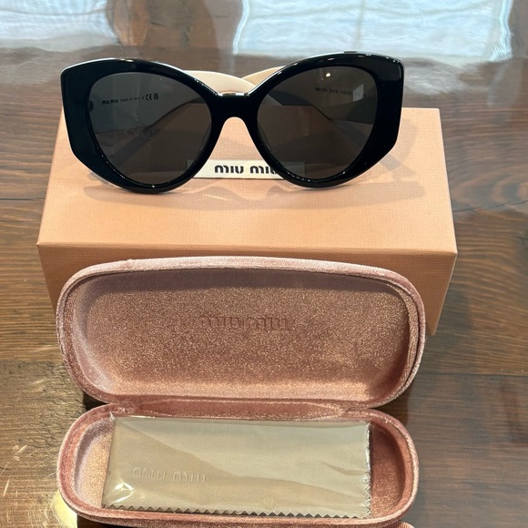 Miu Miu Black/white Cat-Eye Sunglasses SMU03W 53-18-140 1AB...
